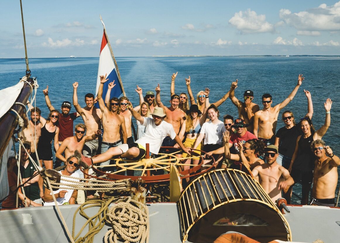 groepsreis voor kitesurfer onderweg op een traditionele klipper naar Terschelling