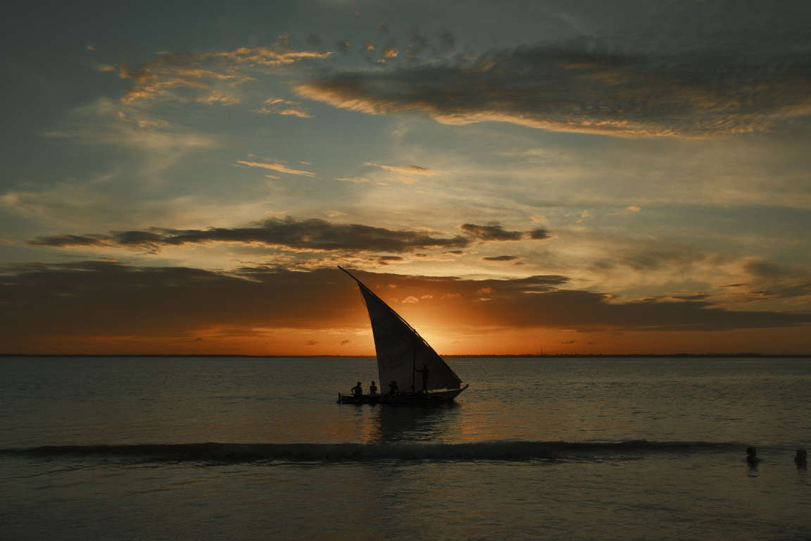 Traditionele zeilboot op het water bij Zanzibar.