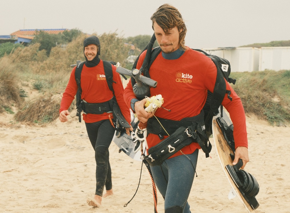Kiters op het strand van Tarifa bereiden hun uitrusting voor een gezamenlijke sessie.