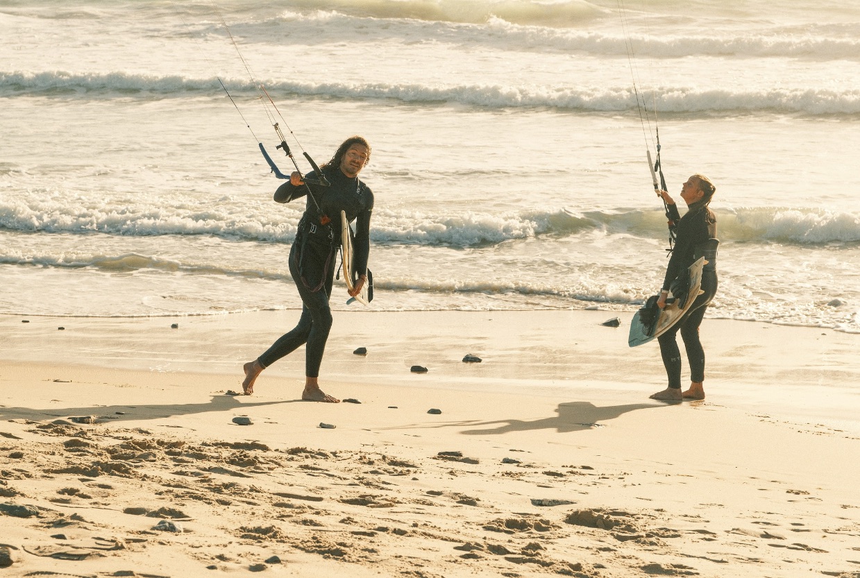 Kitesurfer klaar voor avontuur en plezier op het strand in Tarifa.