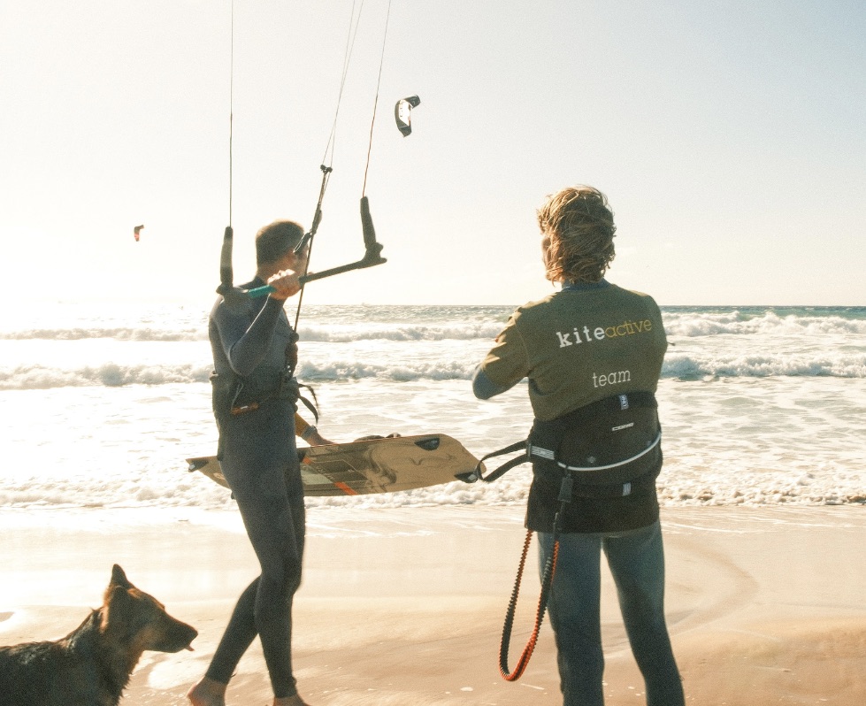 Kitesurfen voor beginners tijdens les in Tarifa.