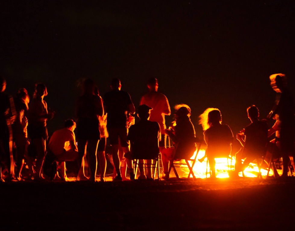 Kampvuur op het strand van Brazilië tijdens een gezellige groepsavond.