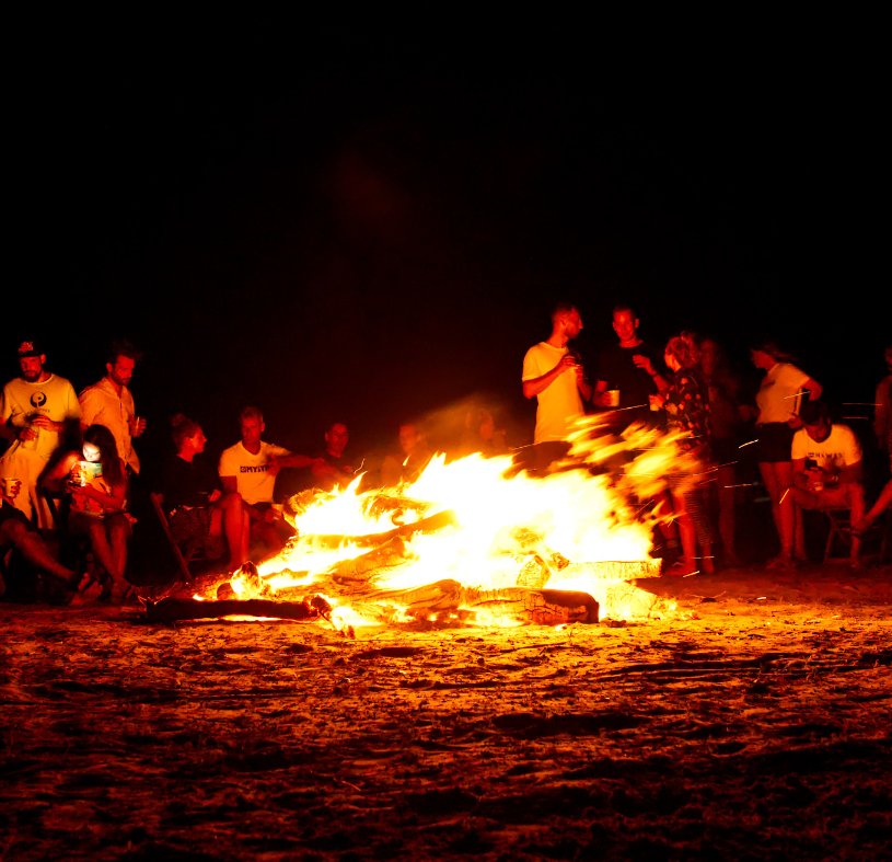 Kampvuur op het strand van Brazilië tijdens een gezellige groepsavond.