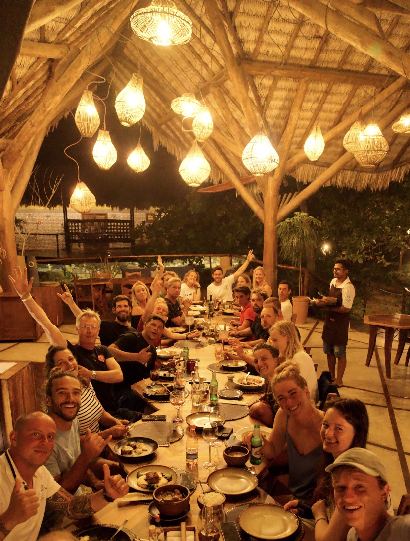 Gezellig diner aan een lange tafel tijdens een groepsreis in Brazilië.