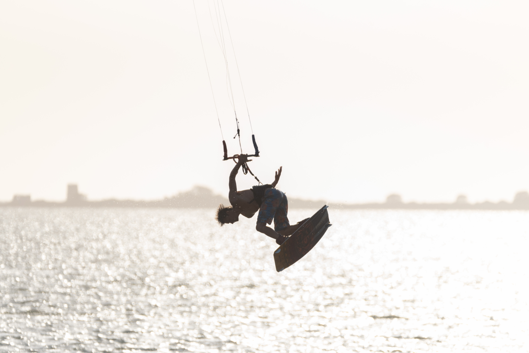Kitesurfer voert tricks uit tijdens een gevorderdenclinic op Sicilië.