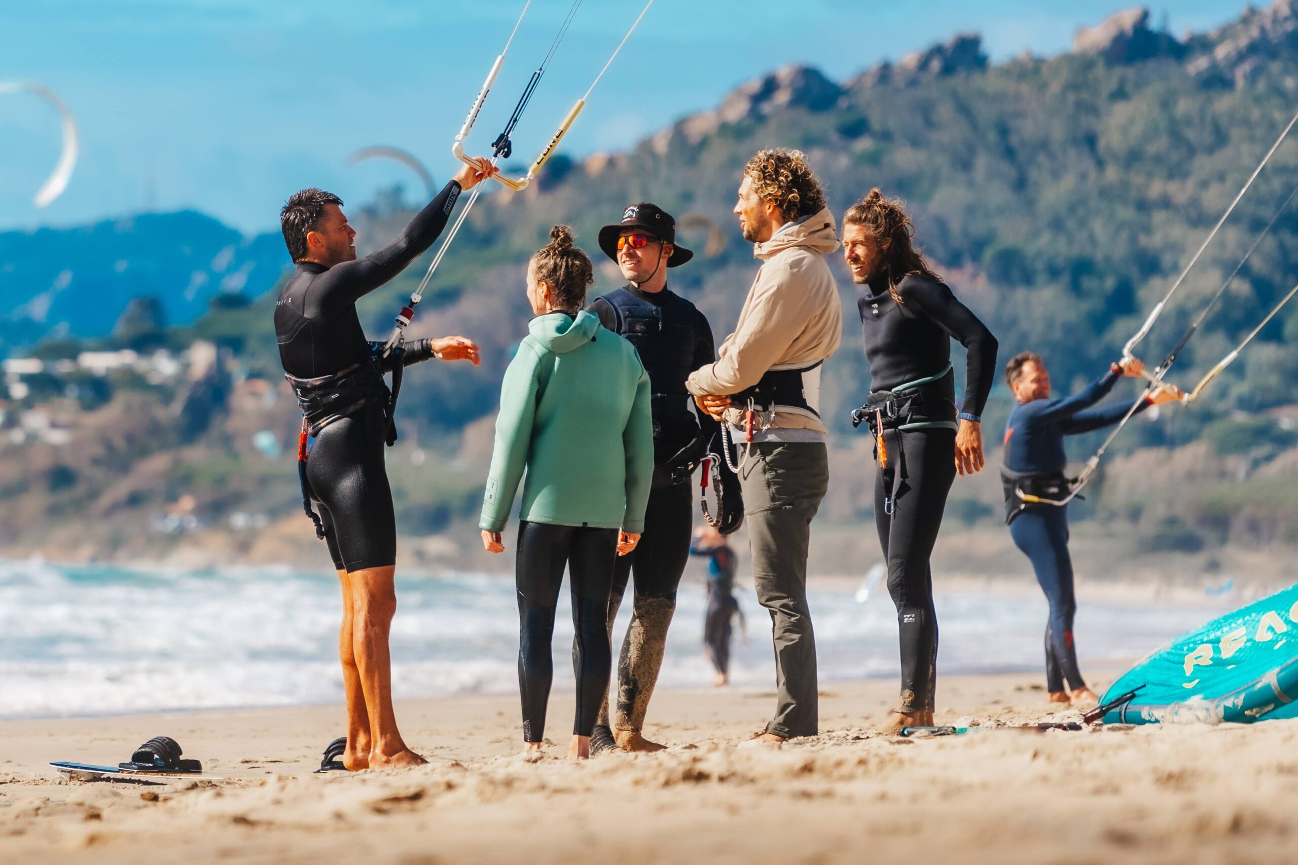 Beginners krijgen kitesurfles tijdens een groepsreis in Tarifa
