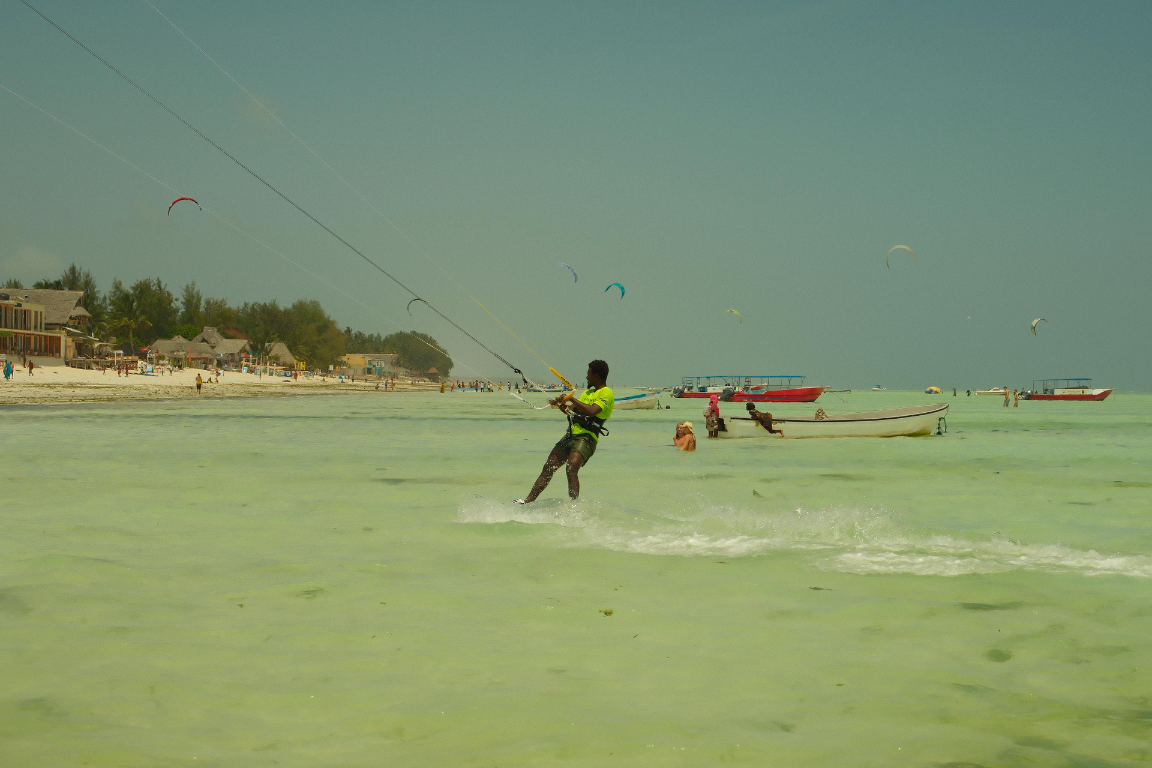 Zanzibar: instructeur leert kitesurfen aan beginners op het water.