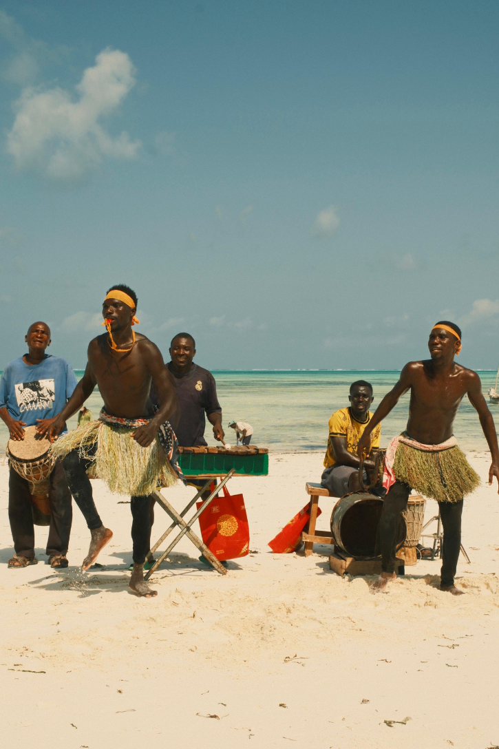 Muziek en cultuur: lokale muzikanten op het strand van Zanzibar.